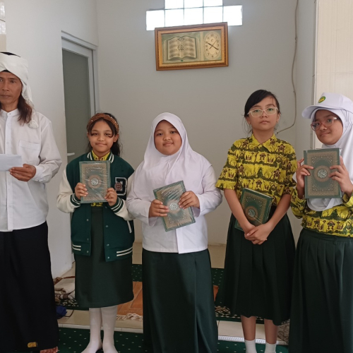 Siswa Kelas 5 BM 400 Cibubur Gabungkan Aksi Beramal dan Kreativitas
